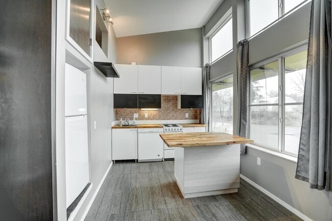Building Photo - 3048 Anderberg Dr