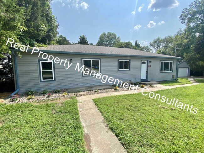 Building Photo - 3 Bedroom w Bonus Rm Fenced Yard & Shop