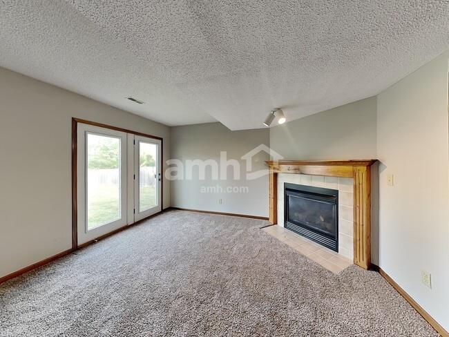 Building Photo - 6103 N Evans Ave