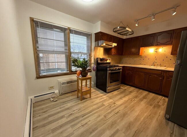 Foto del edificio - 6331 W Devon Ave