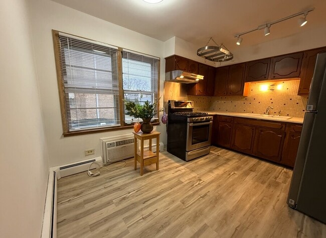 Building Photo - 6331 W Devon Ave