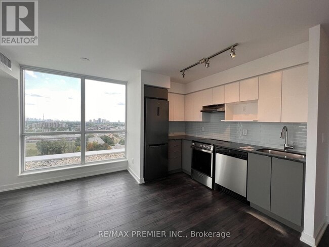 Building Photo - 120-1120 Varna Dr