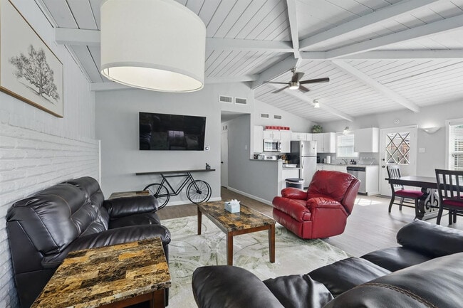 Building Photo - 743 Greenhaven Dr