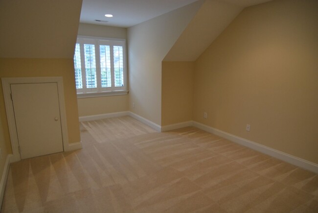 Building Photo - Easy living end unit townhome.