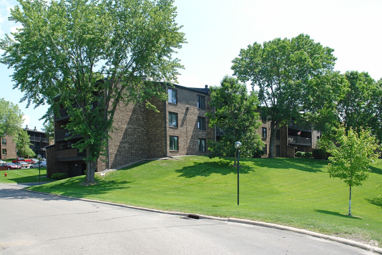 Lochmoor Condos and Lofts Apartments in Bloomington, MN