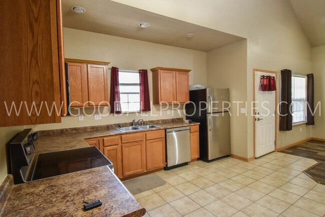 Building Photo - 3 Bedroom, 2.5 Bath 1 1/2 story first floor master suite -Townhome in Urbandale