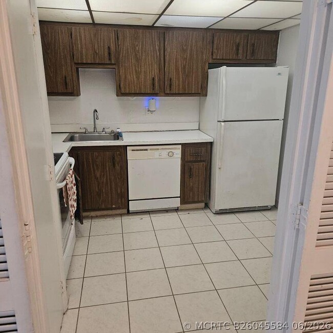 Building Photo - 4174 Inverrary Dr