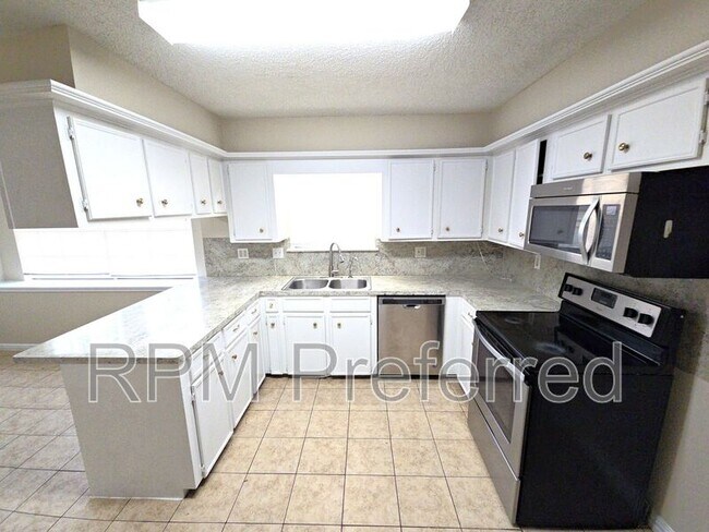 Building Photo - 17207 Lazy Hill Ln