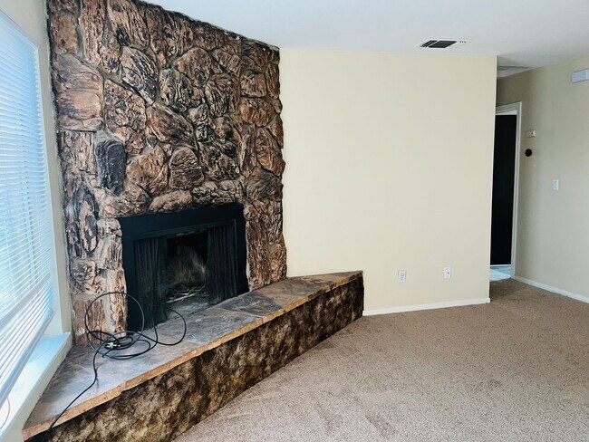 Foto del edificio - Nice and Cozy Upstairs Triplex Unit