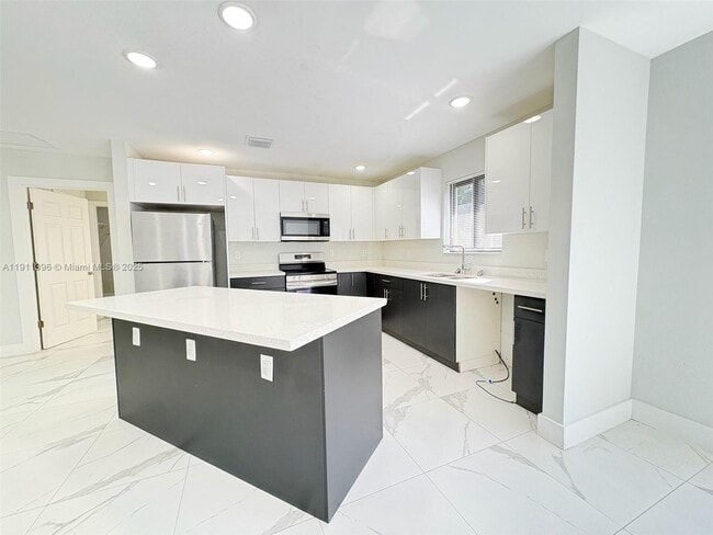 Building Photo - 2518 NW 9th Pl