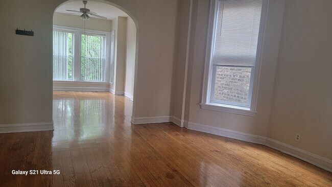 Building Photo - 725 W Wrightwood Ave