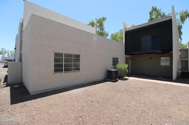 Building Photo - 2807 E Paradise Ln