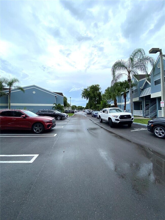 Foto del edificio - 17580 NW 67th Pl