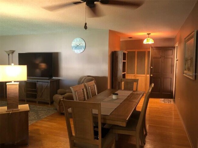 Building Photo - 214 Cedarwood Cir