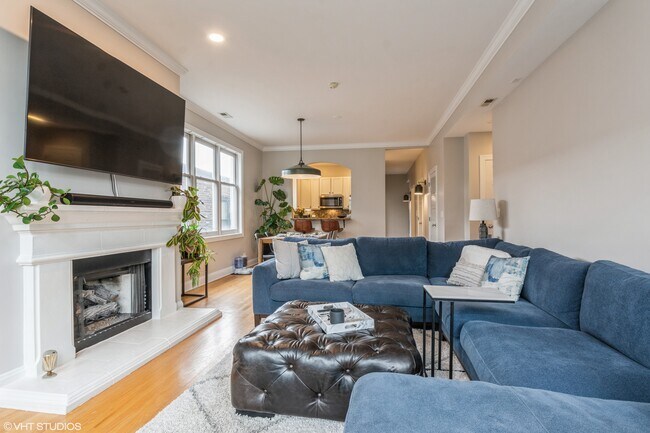 Living Room - 827 W Bradley Pl