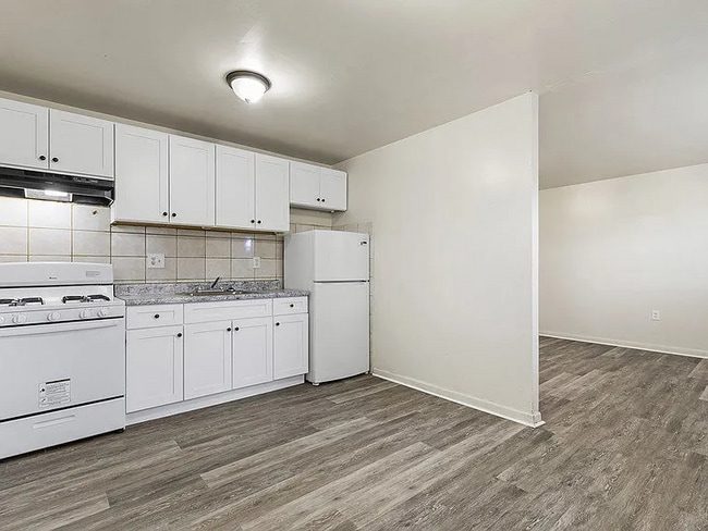 Photo - 921 W Spencer St Apartment