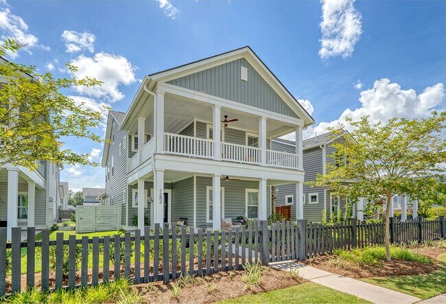 Foto del edificio - Beautifully Upgraded 3-Story Charleston Row Home in Premier Summers Corner Community
