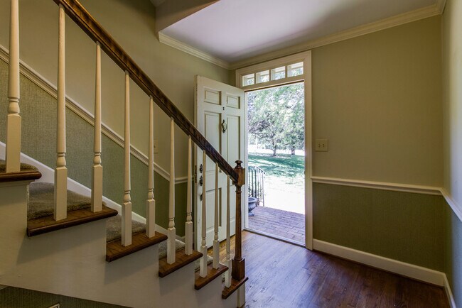 Foto del edificio - Huge Yard and Privacy, Right on Hillsboro Road at Fieldstone Farms!