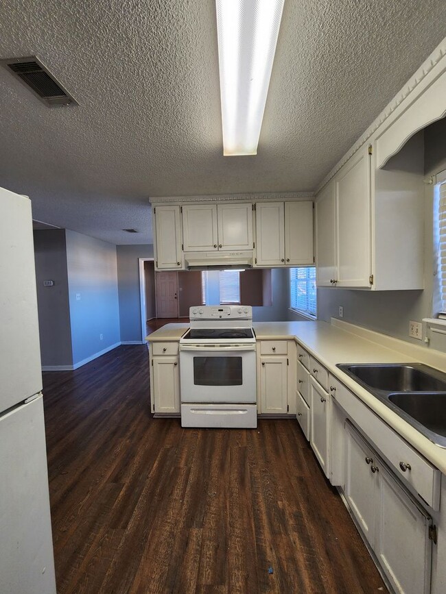 Building Photo - Spacious 3-Bedroom Home Near Shopping in V...