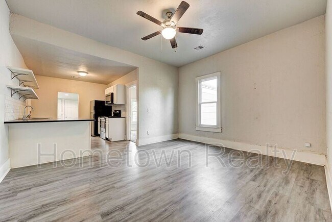 Foto del edificio - 413 E Washington Avenue