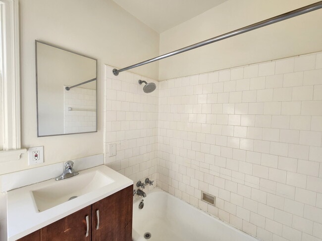 Foto del edificio - 10325-10327 /2 Ashton Ave