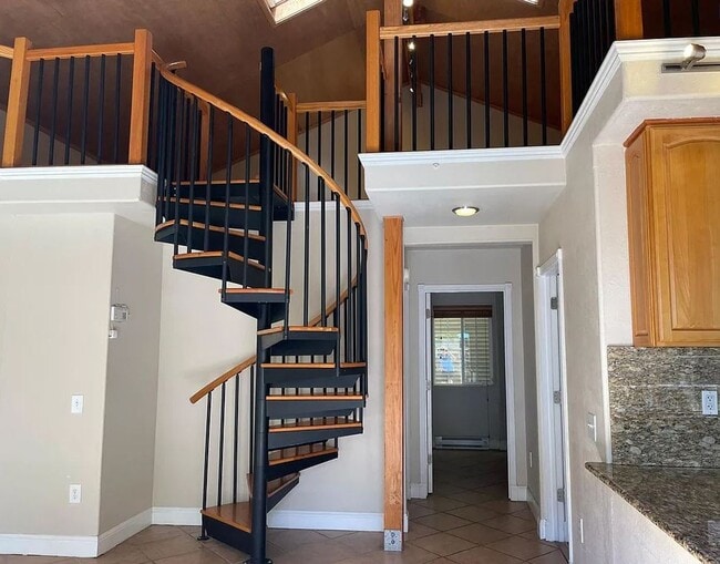 Building Photo - Great location, quiet, 2 bedroom, 1 bath, ...