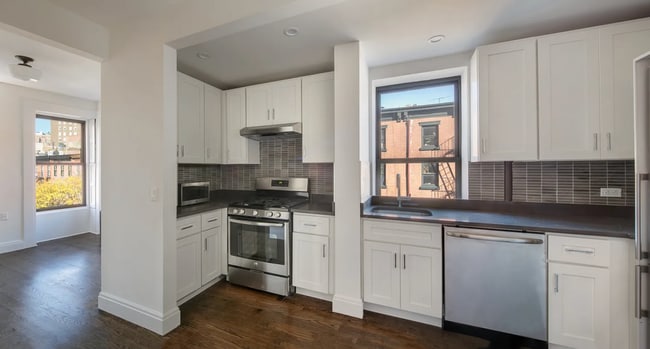 Building Photo - 395 Bleecker St