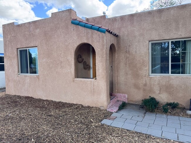 Building Photo - 2 Bedroom, 1 Bathroom Home near Nob Hill/U...
