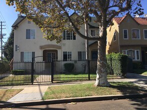 Building Photo - 1339 S Sycamore Ave