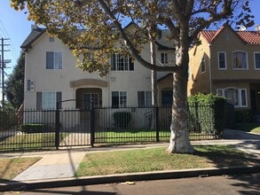Building Photo - 1339 S Sycamore Ave