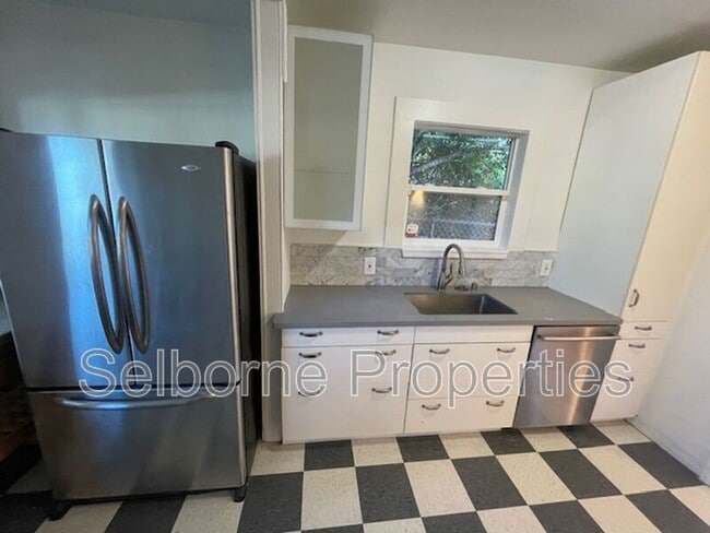 Building Photo - 1424 E 20th St