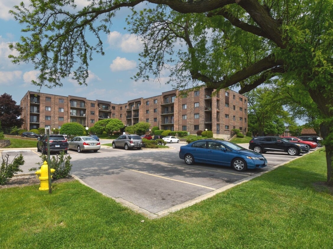 601 W Huntington Commons Rd Unit 207, Mount Prospect, IL 60056 Condo