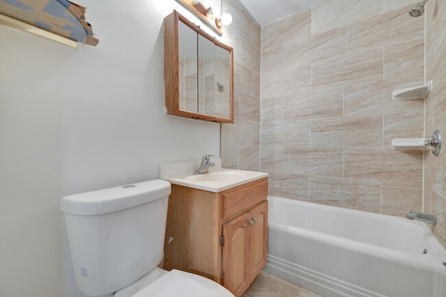 Building Photo - 1221 Raum St NE