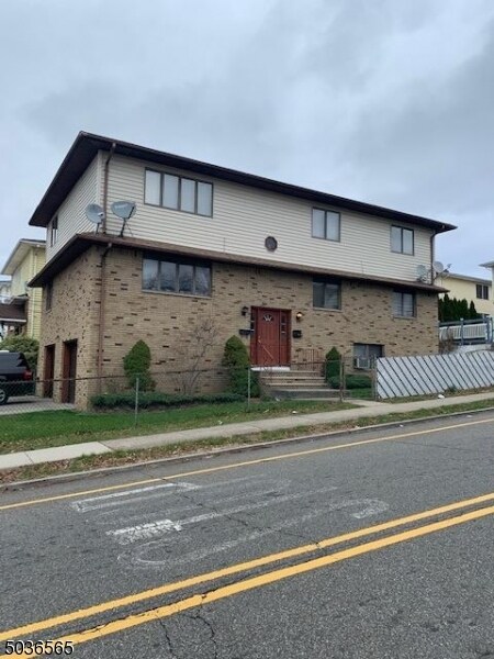 Primary Photo - 130 MacArthur Ave