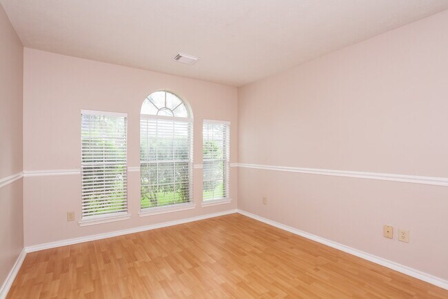 Building Photo - 8234 Worthington Dr