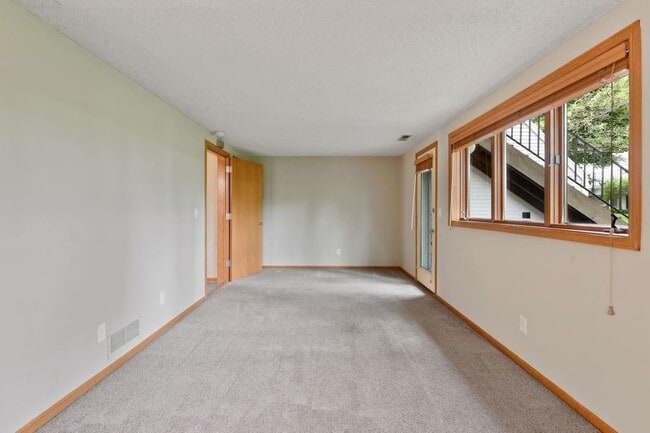 Living room - 931 Dartmouth Ave SE