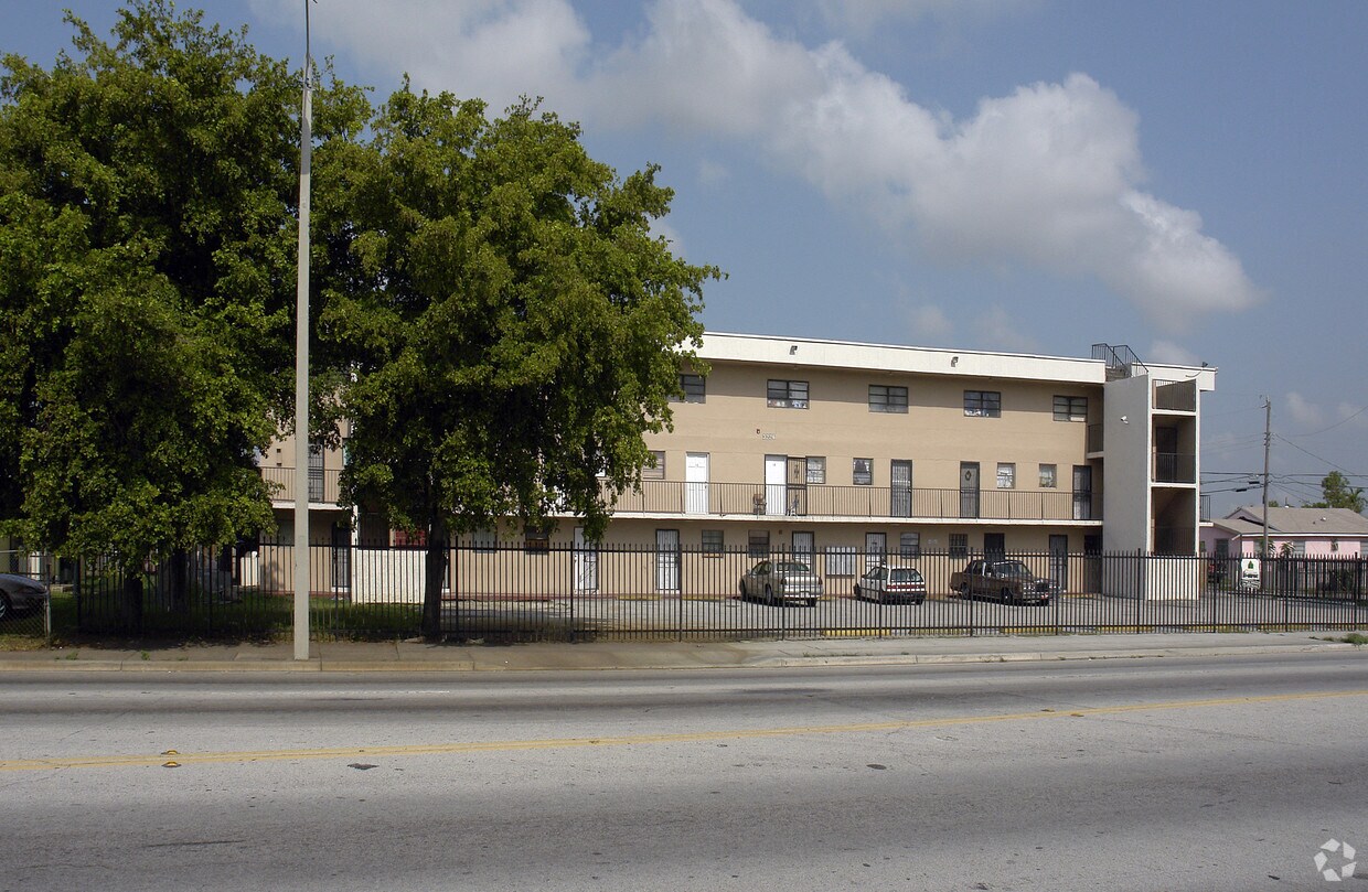 Foto del edificio - 3226-3234 NW 22nd Ave