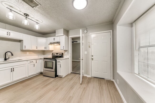 Building Photo - Coming Soon! 3 Bed 2.5 Bath Townhouse for ...