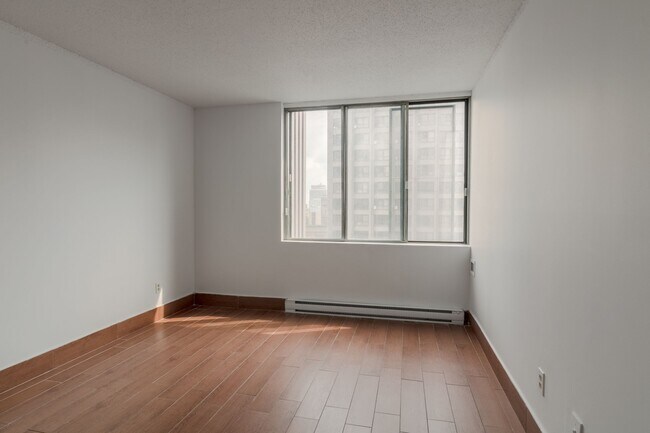 Building Photo - 2285 Saint-Mathieu Street
