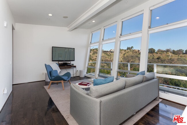 Building Photo - 7887 Willow Glen Rd