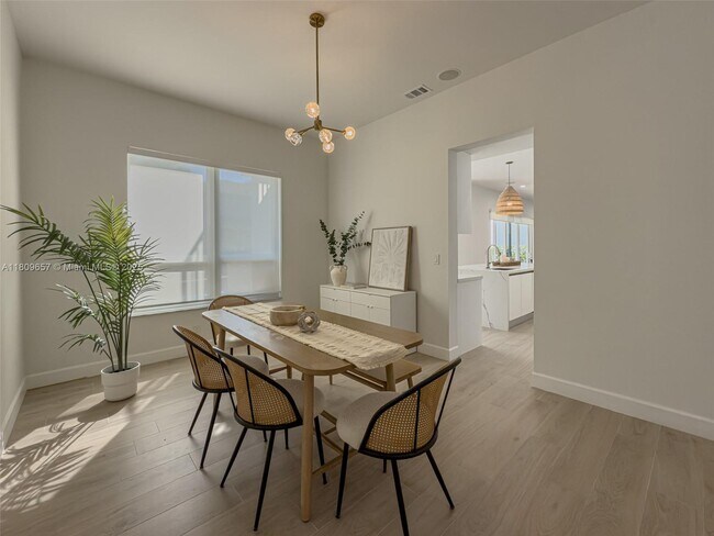 Building Photo - 2556 Jardin Manor