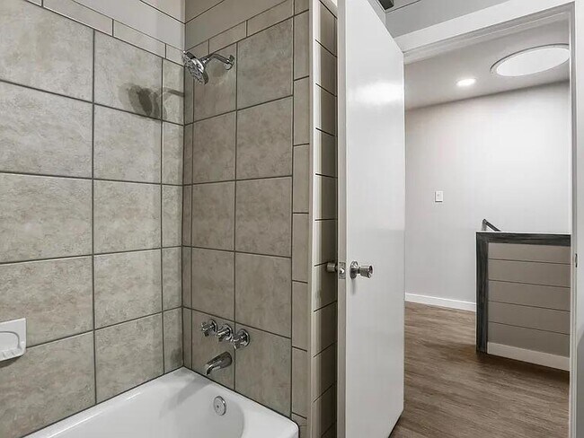 Foto del edificio - 5330 Balcones Dr
