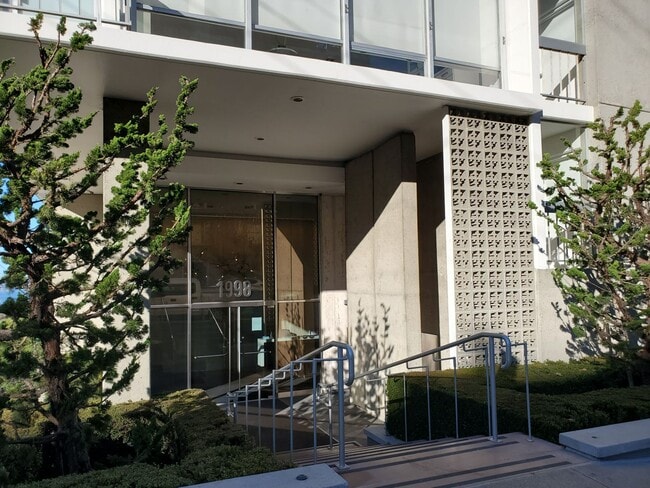 Building Photo - Renovated Pacific Heights 2x2 Condo with g...