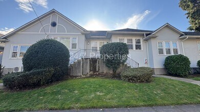 Building Photo - 2912 SE Madison St