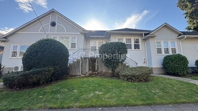 Building Photo - 2912 SE Madison St