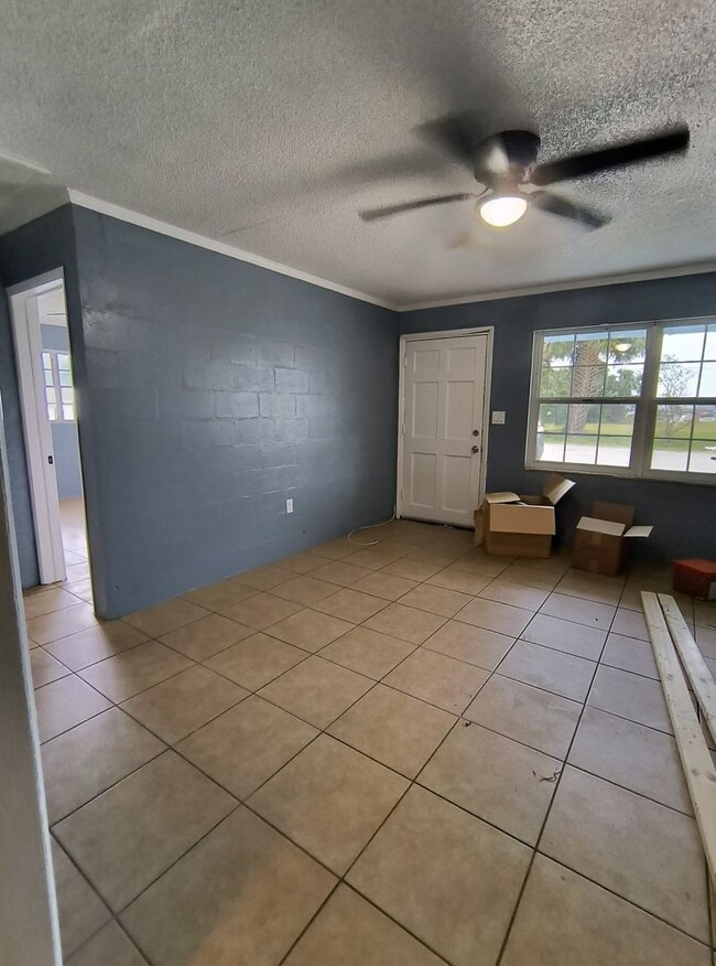 Building Photo - 2-Bedroom Home for Rent in Downtown Winter...