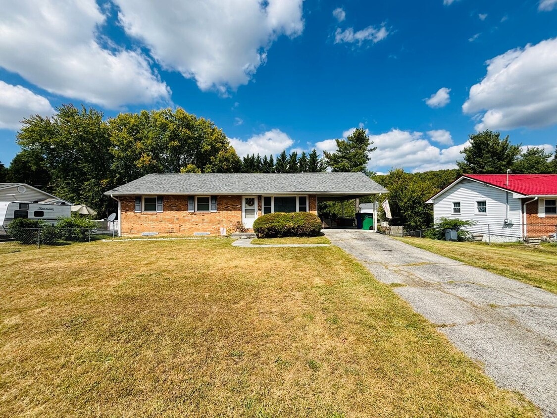 3 Bedroom, 1.5 Bath House - 3 Bedroom, 1.5 Bath House