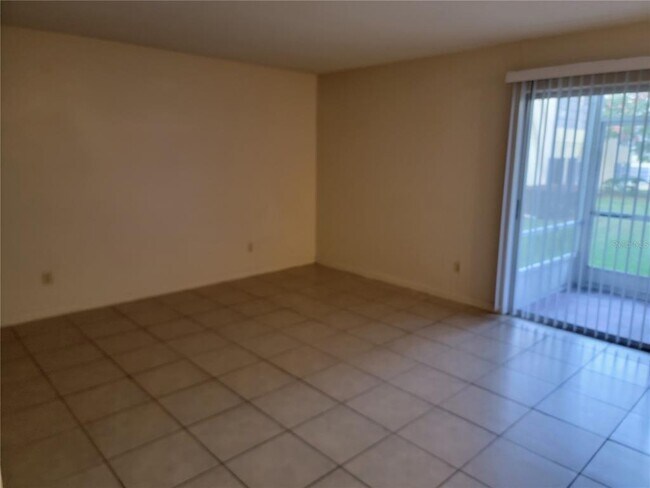 Building Photo - 549 Fairways Dr