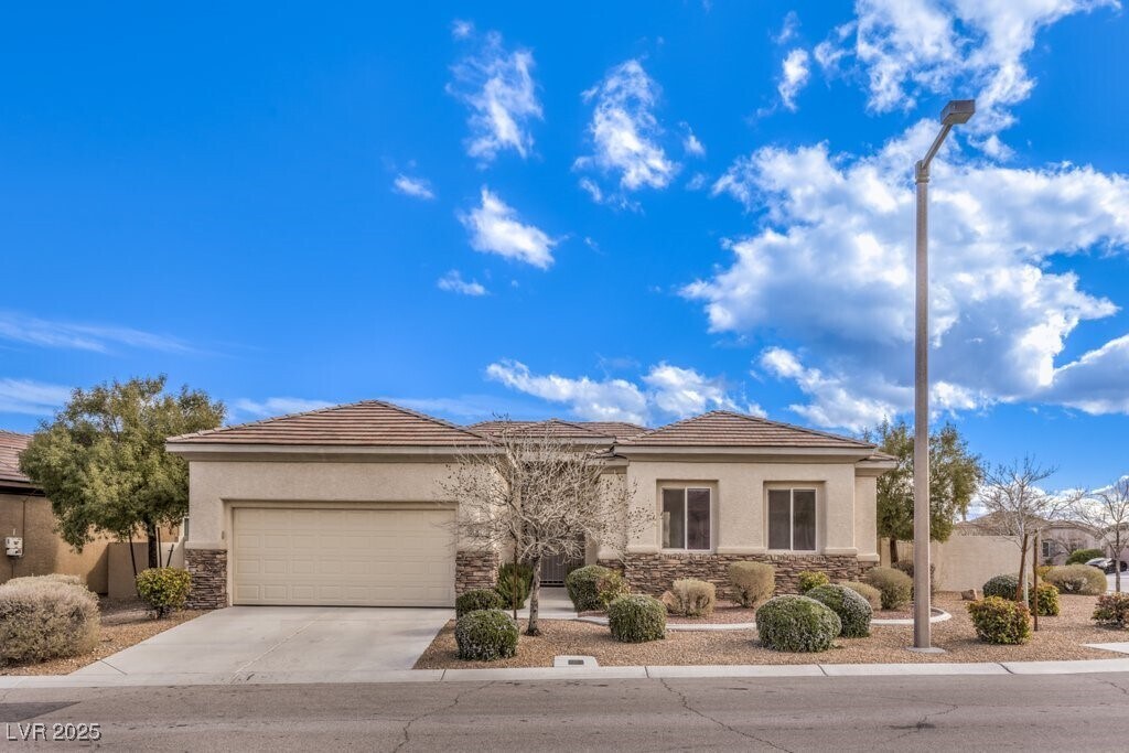 Foto principal - 10575 Regal Stallion Ave