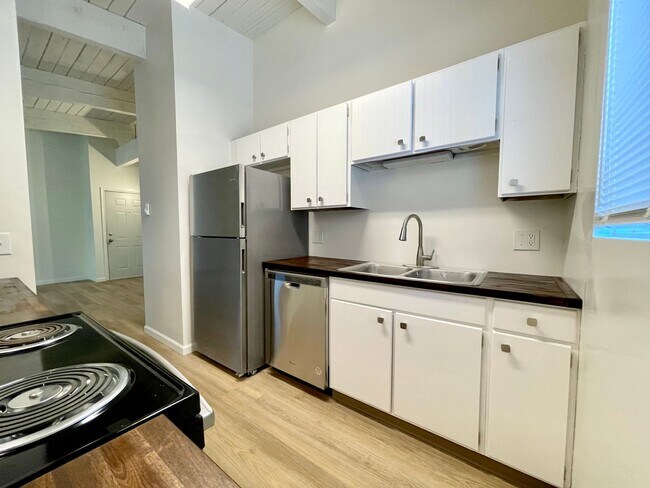 Foto del edificio - DESIRABLE MILLWOOD NEIGHBORHOOD ON TREE LI...